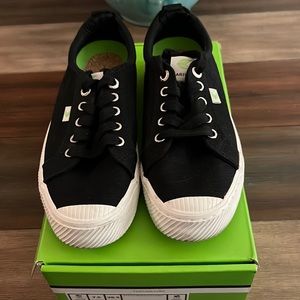 Cariuma black canvas sneakers